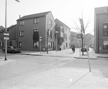 884747 Gezicht op de nieuwbouwwoningen op de hoek van de Jacob Simonsz. de Rijkstraat (voorgrond) en de Adam van ...